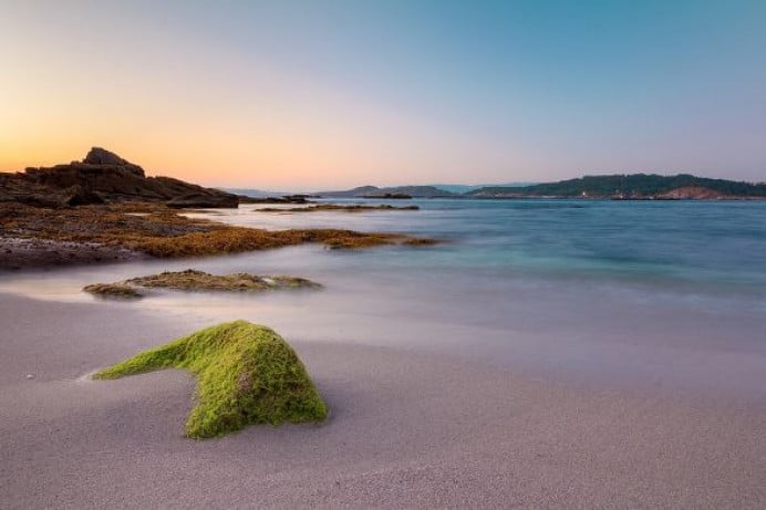 Imagen destacada de Las mejores playas en Galicia para practicar deportes acuáticos